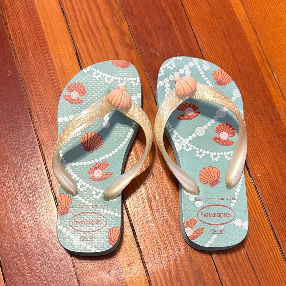 Havaianas Coral and Teal Seashell Sandals